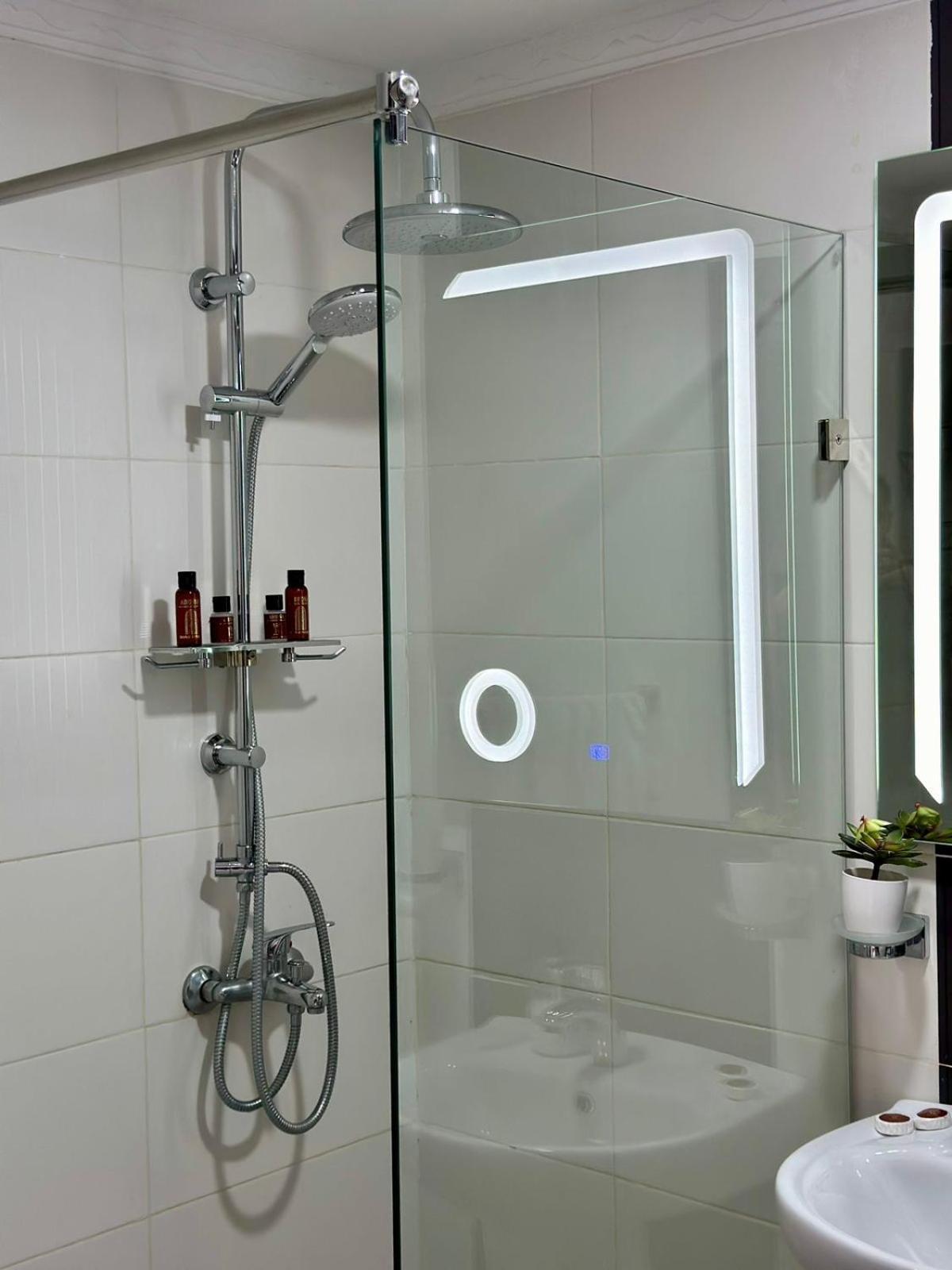 Appart Neuf Lumineux Climatise 1Ere Etage Tánger Exterior foto